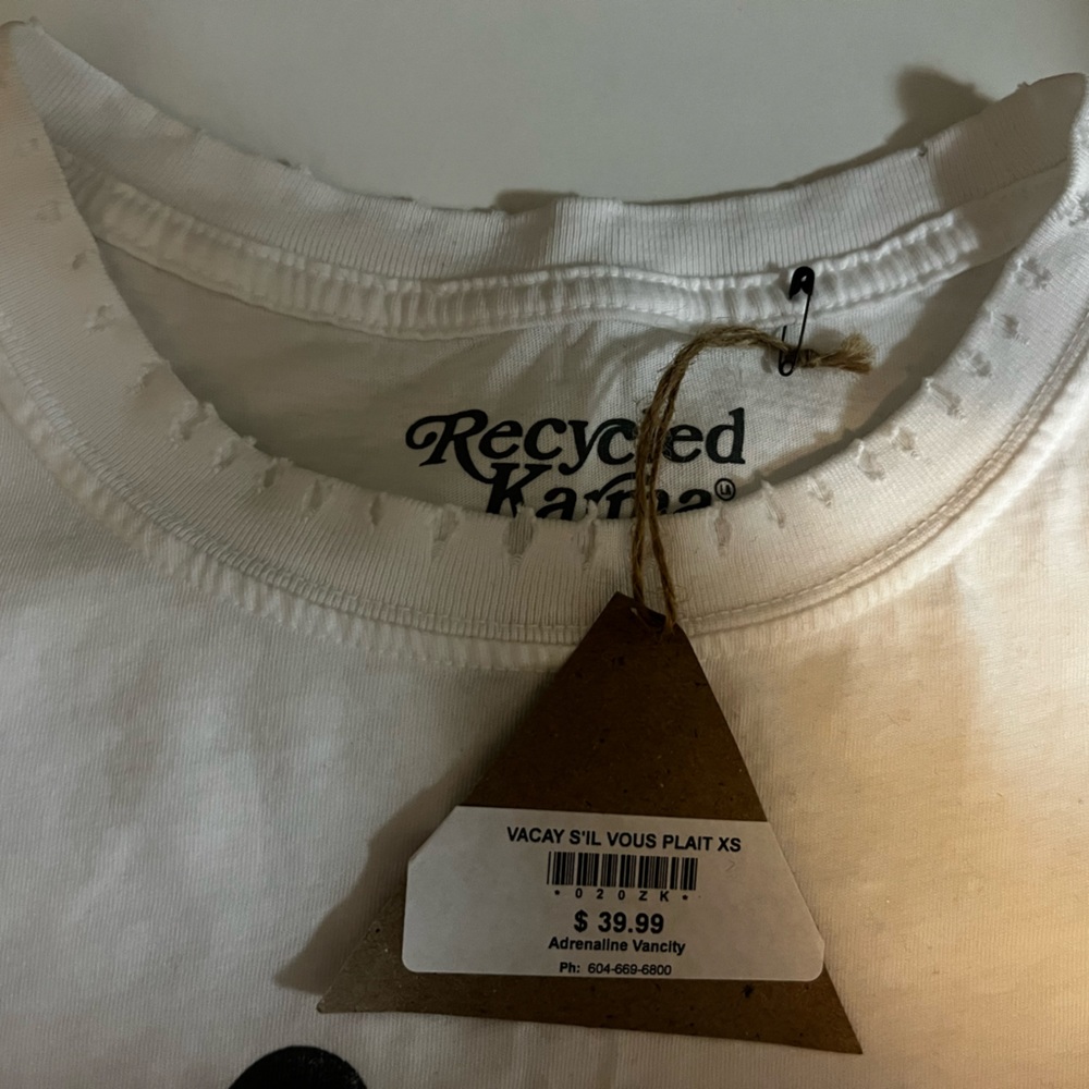 BNWT. Vacay s’il vous plait t-shirt! White with black writing. XS. - Picture 3 of 6